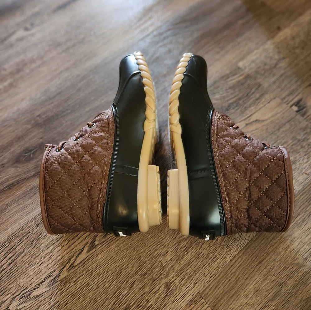 St. John's Bay brown rain/snow/duck boots size 7 women's - Picture 4 of 4